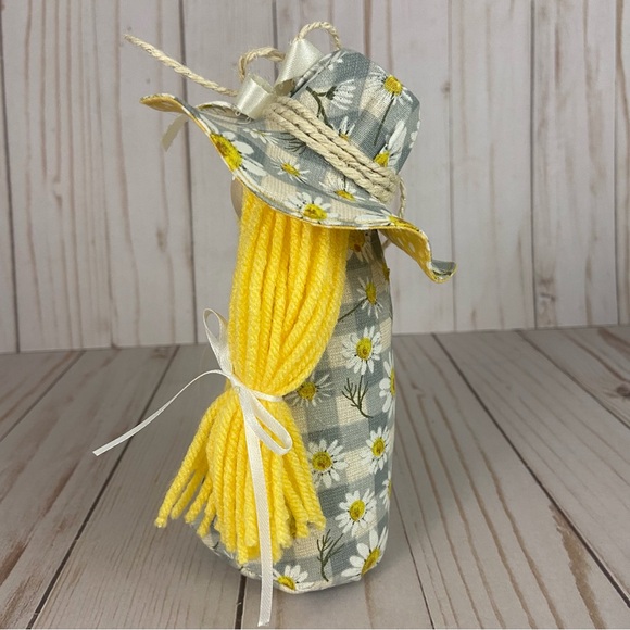 🚫SOLD🚫Spring Gnome Girl Yellow Daisy Shelf Sitter Tiered Tray Decor Easter - Picture 10 of 13